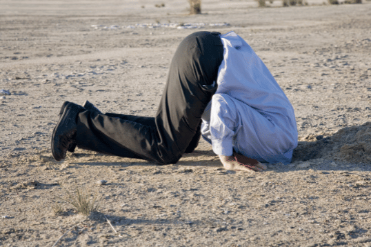 Ferienbetreuung für Kinder Den Kopf in den Sand stecken